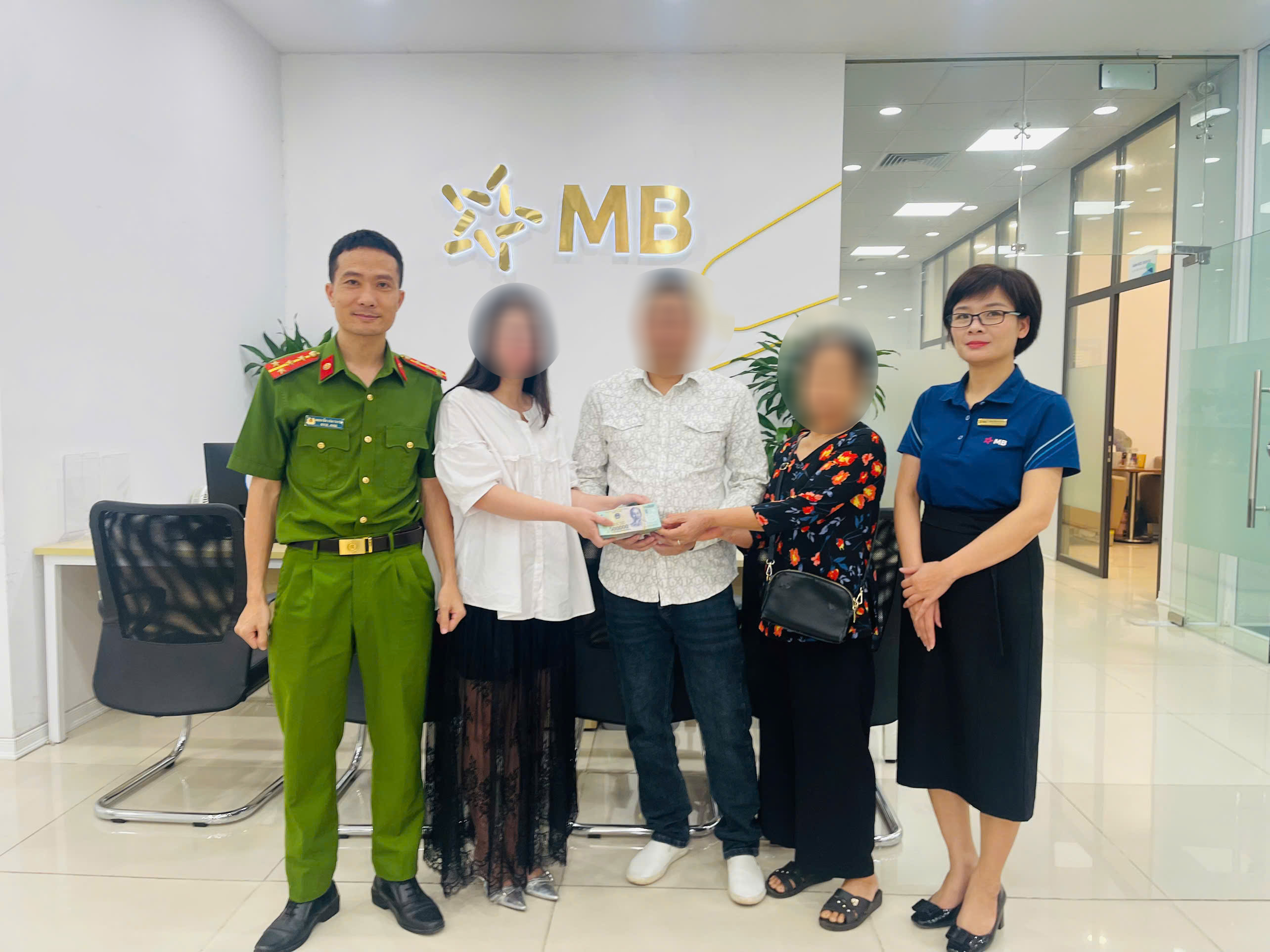 Công an phường Hải Dương hỗ trợ người dân trao trả hơn 170 triệu đồng do chuyển khoản nhầm